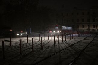 Трамвай едет по Киеву во время снегопада. 18 ноября 2022 года