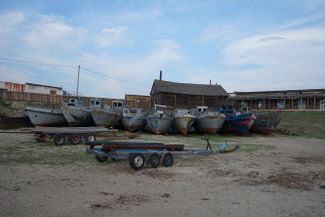 Корпуса и лодки Маломорского рыбзавода — бывшего градообразующего предприятия поселка Хужир. Июнь 2019 года