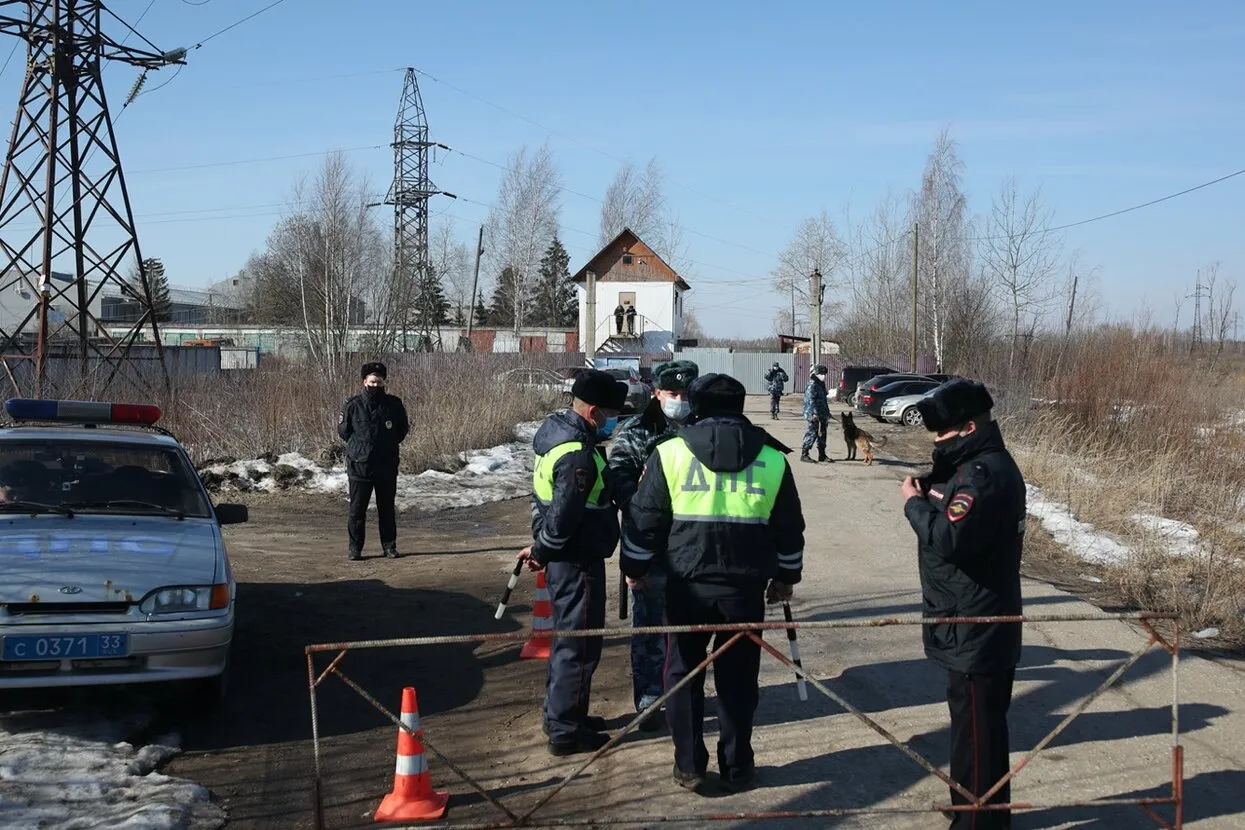 Альянс врачей» приехал к колонии, где сидит Алексей Навальный Накануне он  рассказал, что у него температура и кашель, а в отряде есть заболевшие  туберкулезом — Meduza