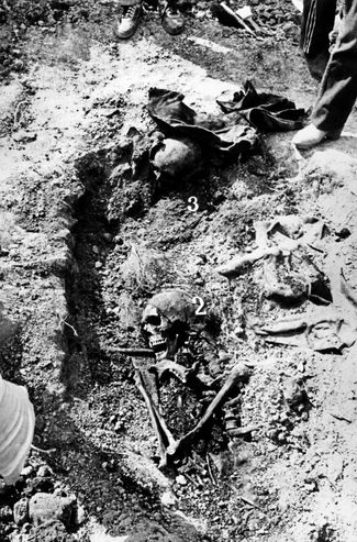 Victims’ remains exhumed near the village of Tarasovsky, May 1992
