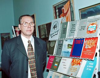 Алексей Подберезкин представляет двухтомник «Россия-2000», изданный по его инициативе, за десять дней до президентских выборов, 16 марта 2000 года
