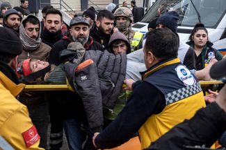 Спасатели эвакуируют раненого из разрушенного здания. Диярбакыр, Турция