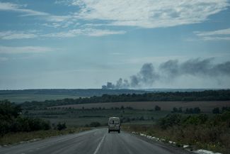 Машина с детьми недалеко от Покровска. В Донбассе 30 июля объявили об обязательной эвакуации гражданских. По оценкам вице-премьера Украины Ирины Верещук, эвакуировано будет около 200 тысяч человек