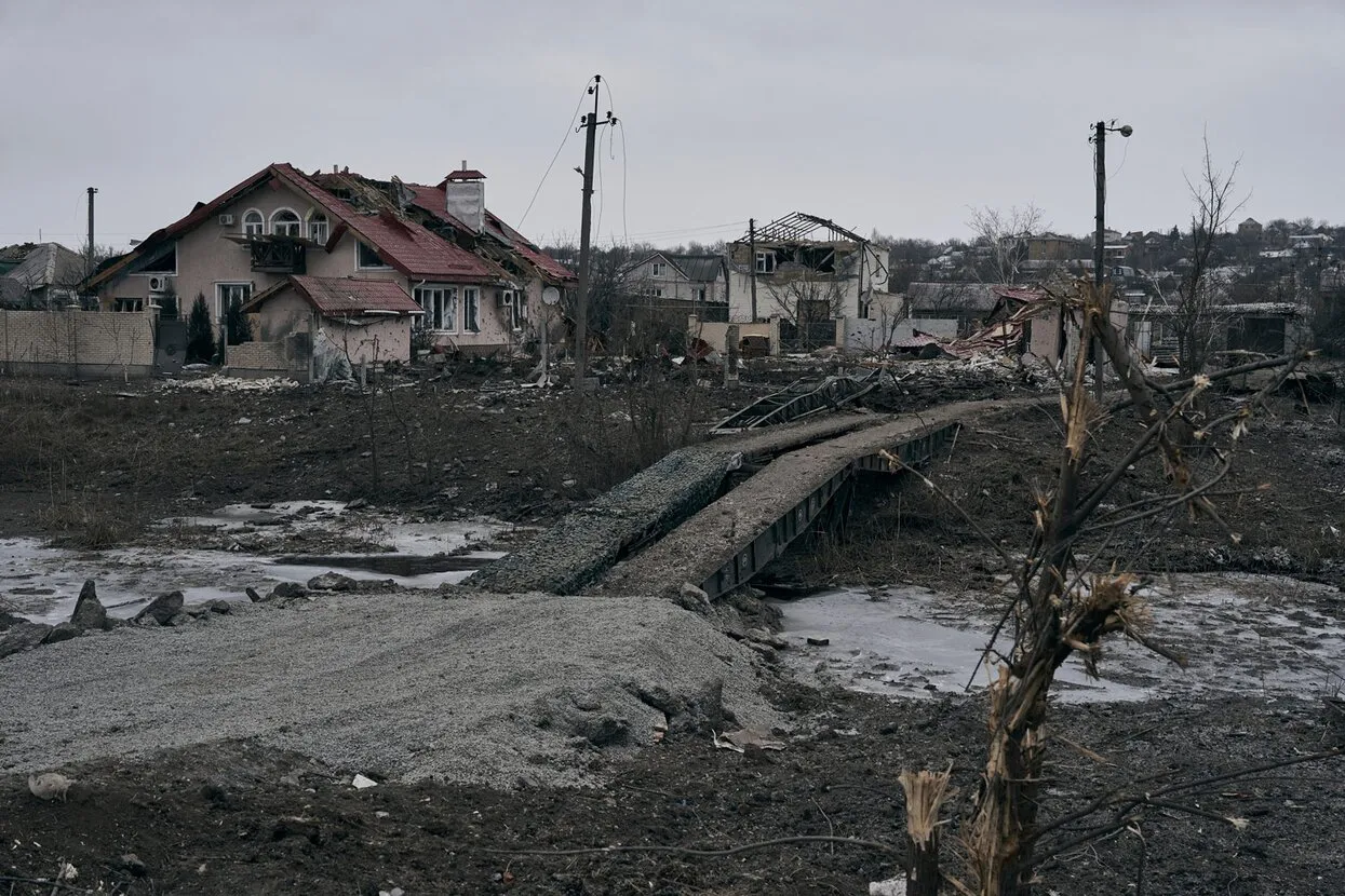 Россияне наступают несколько раз в день. Идут под пули, падают. За ними  новые — просто по этим трупам дальше» Что происходит в Бахмуте — одной из  самых страшных точек фронта прямо сейчас — Meduza