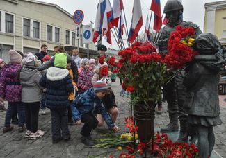 Дети возлагают цветы к памятнику «вежливым людям» в Симферополе. 16 марта