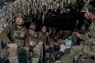 Военнослужащие 10-й горно-штурмовой бригады «Эдельвейс» готовятся к выдвижению на передовые позиции под Бахмутом