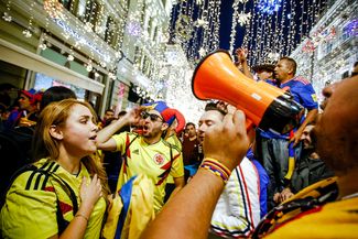 Болельщики из Колумбии на Никольской улице в Москве накануне открытия чемпионата. 13 июня 2018 года