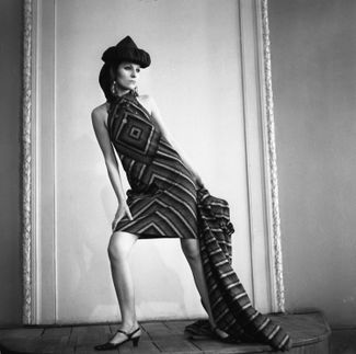 Манекенщица Общесоюзного дома моделей одежды демонстрирует шелковое платье с палантином из коллекции, подготовленной московскими модельерами специально для Всемирной выставки в Монреале «Экспо-67». Апрель 1967 года