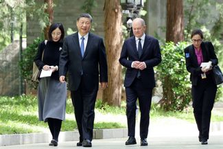 Председатель КНР Си Цзиньпин и канцлер ФРГ Олаф Шольц в Пекине, 16 апреля 2024 года