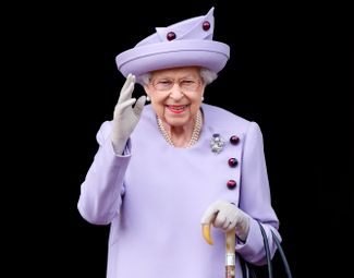 Елизавета II до последних дней исполняла королевские обязанности и появлялась на публике. Эта фотография сделана во время визита королевы в Шотландию в конце июня 2022 года