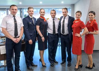 Бортпроводники лайнера Airbus A321 «Уральских авиалиний» (капитан лайнера Дамир Юсупов — четвертый слева)