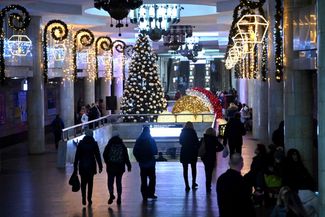 Украшенная к Новому году и Рождеству станция метро «Университет» в Харькове. С начала войны главную елку города устанавливают в метро