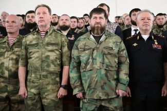 Виктор Золотов и Рамзан Кадыров (в центре слева направо) во время церемонии слушают гимн России