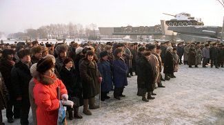 Митинг ветеранов Кузнецкого металлургического комбината, тогда принадлежавшего МИКОМ, против его продажи, 25 октября 1999 года