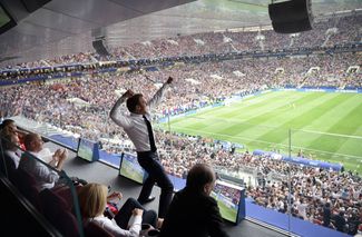 Президент Франции Эммануэль Макрон болеет за свою сборную в финале чемпионата мира, 15 июля 2018 года.