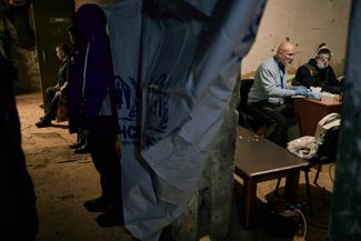 Жители Бахмута ждут в очереди на прием к волонтерам украинско-израильской благотворительной организации «Фрида», которая оказывает медицинскую помощь наименее защищенным гражданам Украины, пострадавшим от российской агрессии