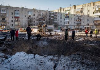 Жители Шостки возле воронки, образовавшейся в результате удара российской ракеты