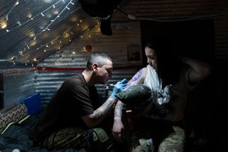 Украинская военнослужащая Богдана делает новую татуировку — валькирию. Херсонская область, 8 февраля