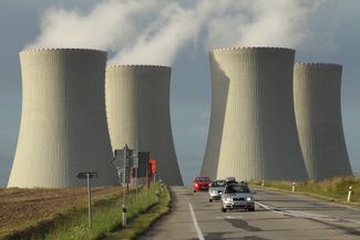 АЭС в городе Темелин, Чехия, построенная по советскому проекту в 1981 году. В 2014 году было принято решение отказаться от строительства новых реакторов на станции.