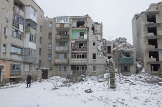 Жители города Часов Яр среди разрушенных домов