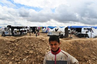 Мальчик на фоне палаток Аль-Хола. 2 апреля 2019 года