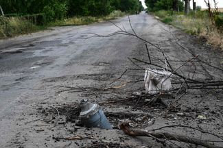 Фрагмент ракеты на дороге в Северске Донецкой области. Эта территория контролируется Украиной и находится на пути российского наступления