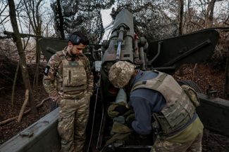 Украинские военнослужащие готовят к стрельбе 2А36 «Гиацинт-Б» — 152-миллиметровую буксируемую пушку