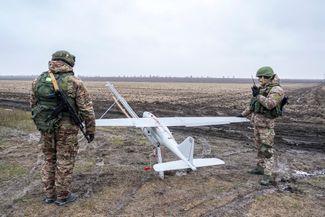 Российские военные готовятся к запуску беспилотника