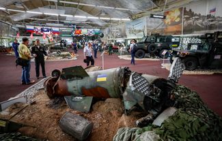 Обломки украинского тактического ракетного комплекса «Точка-У» — еще один из экспонатов выставки трофейного оружия