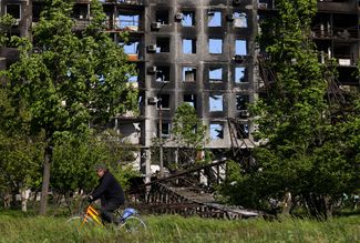 Разрушенный при обстреле дом в Мариуполе. Город оккупирован российскими войсками, но украинские военные продолжают удерживать территорию завода «Азовсталь»