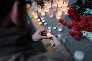 Мемориал памяти погибших в результате теракта в метро. Сенная площадь, Петербург, 3 апреля 2017 года