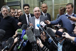 Борис Березовский сразу после проигранного им Роману Абрамовичу процесса в Высоком суде Лондона, 31 августа 2012 года