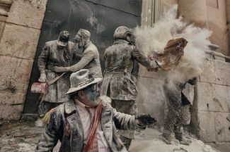 Категория «Люди», второе место в номинации «Фотоистория». Ежегодные «Мучные войны» в испанской провинции Аликанте