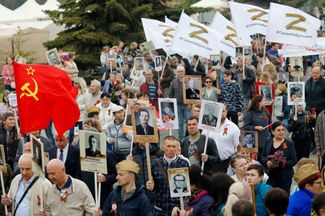 Участники акции памяти «Бессмертный полк» во время шествия в День Победы. Белгород