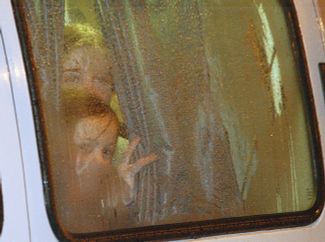 Дети — первые из освобожденных заложников — в микроавтобусе. 24 октября 2002 года