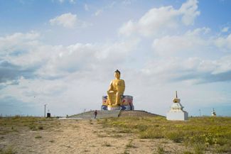 Статуя Будды на окраине Лагани
