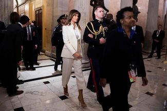 Мелания Трамп покидает здание Конгресса после выступления Дональда Трампа, 30 января 2018 года
