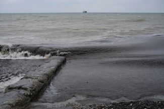 Oil spill into the sea near the city beach in Tuapse. April 25, 2026