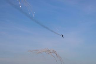 Украинский бомбардировщик Су-25 в небе над передовой в Херсонской области (где именно — не уточняется)