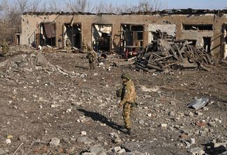 Российские военные патрулируют территорию в Авдеевке, из которой несколько дней назад отступили соединения ВСУ. <br>
