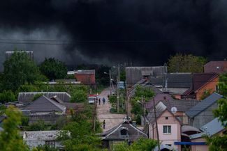 Дым от пожаров на улицах Харькова после российского ракетного удара