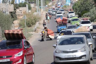 Палестинцы вывозят свои имущество во время эвакуации из Газы, 13 октября 2023 года