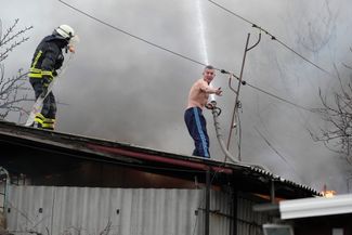 Тушение пожара, возникшего после российского обстрела. Окрестности Мариуполя