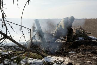 Солдаты ВСУ ведут минометный огонь по позициям российских войск