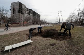 Жители города копают могилы для погибших. 20 марта 2022 года