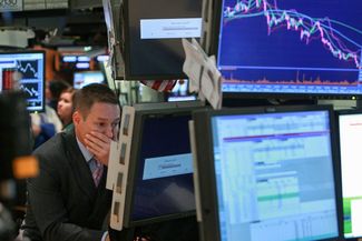 Трейдер на Нью-Йоркской фондовой бирже в день краха Lehman Brothers, 15 сентября 2008 года