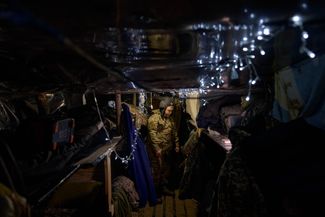 Украинские военнослужащие украшают к Новому году свой блиндаж на Бахмутском фронте