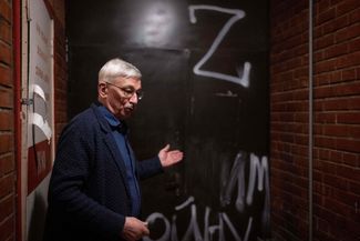 Олег Орлов около двери своей квартиры, на которой провластные активисты нарисовали букву Z — символ российского вторжения в Украину. 12 февраля 2024 года