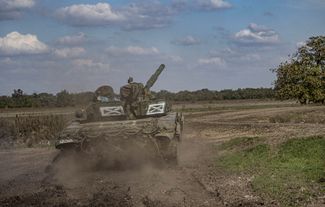 Украинские военные патрулируют окрестности одного из сел, расположенных на границе Херсонской области. К началу октября ВСУ <a href="https://www.pravda.com.ua/rus/news/2022/10/6/7370623/" rel="noopener noreferrer" target="_blank">освободили</a> около 400 квадратных километров территорий в этом регионе