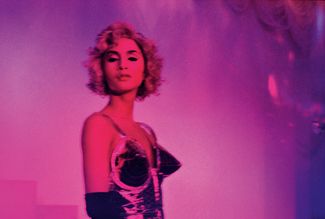 Си выступает в образе Мадонны. Бангкок, 1992 год